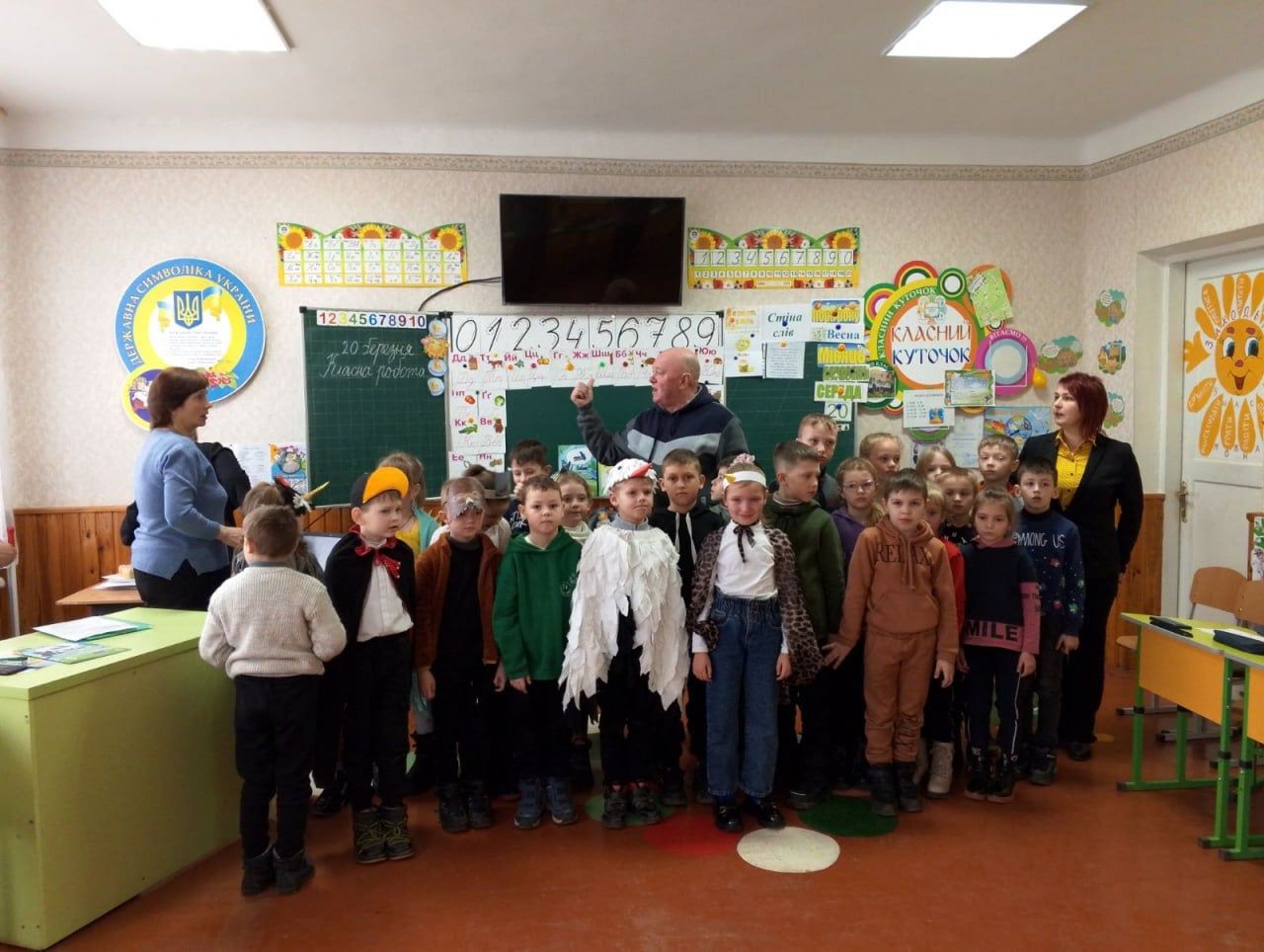 На авторській зустрічі з юними читачами.