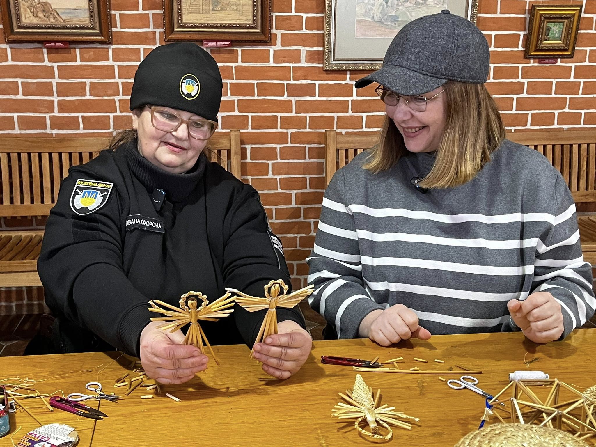 Бриль для майбутнього президента та віночок для принцеси. Секрети майстрині солом’яних див з Опішні