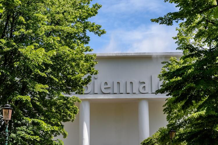 Після відставки журі Венеційська бієнале змінила формат нагород: змагатимуться росія та Ізраїль.