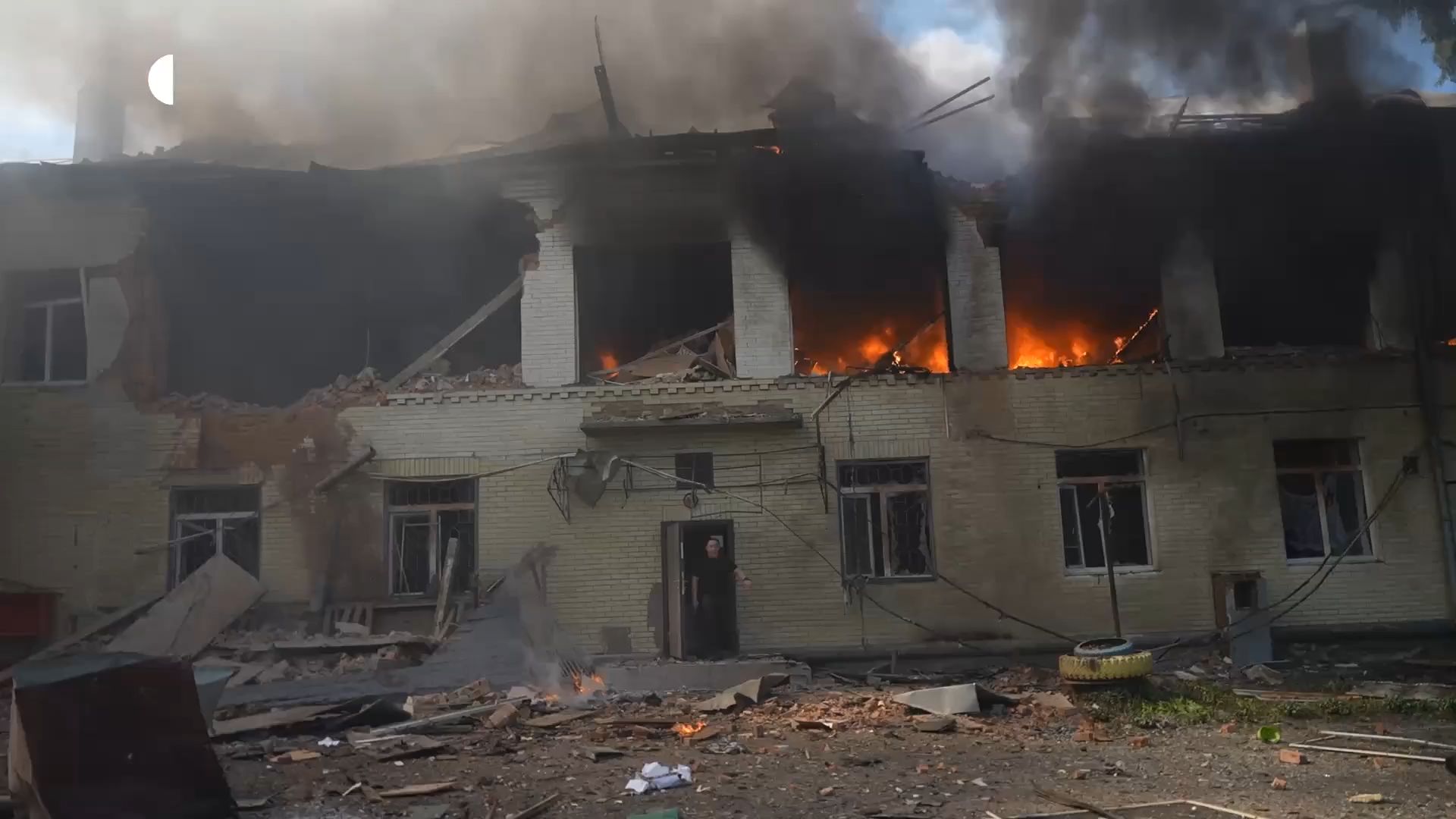 Російські варвари вдарили по дитсадку у центрі Сум: є загиблі та поранені.