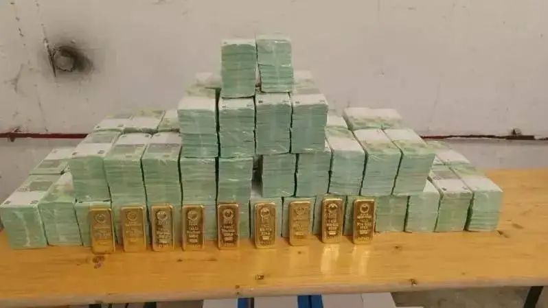 Угорщина повернула Україні вкрадені гроші і золото.
