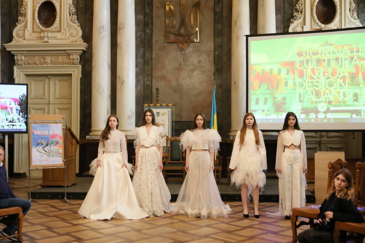 Демонстрація колекцій молодих дизайнерів під час фіналу конкурсу «Битва модельєрів» у Львові в межах днів італійської культури, мови та дизайну в Україні.