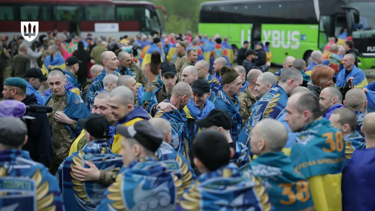 Практично усі звільнені сьогодні військовослужбовці пробули в полоні 4 роки.