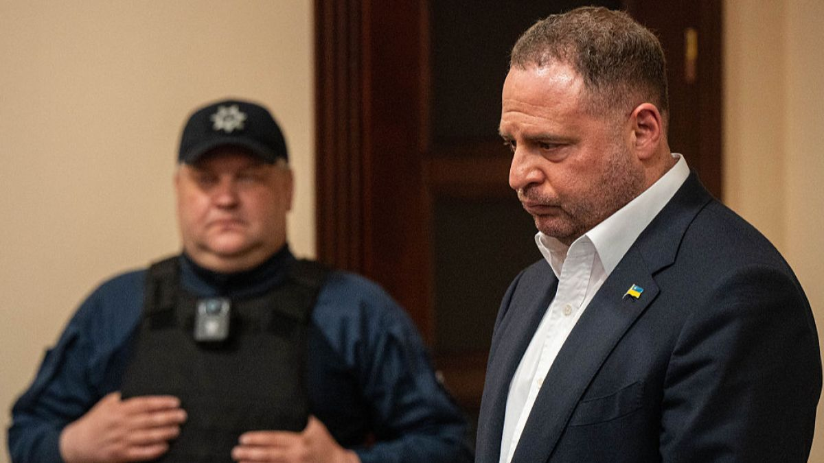 Країна збирає на дрони — еліта зібрала на Єрмака. Скандал з ексочільником ОП як діагноз системи