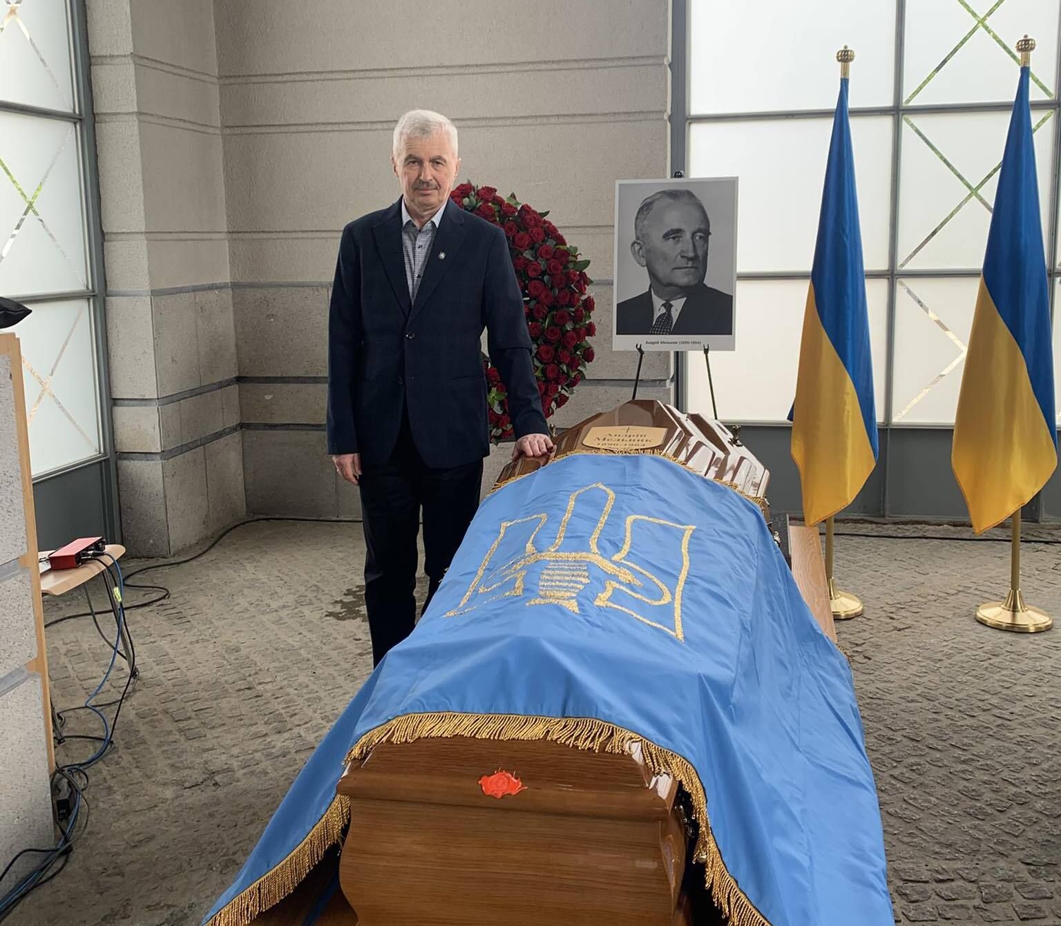 Полковник Армії УНР та другий Голова ОУН Андрій Мельник разом із дружиною Софією Федак повертаються на рідну землю після десятиліть за кордоном.