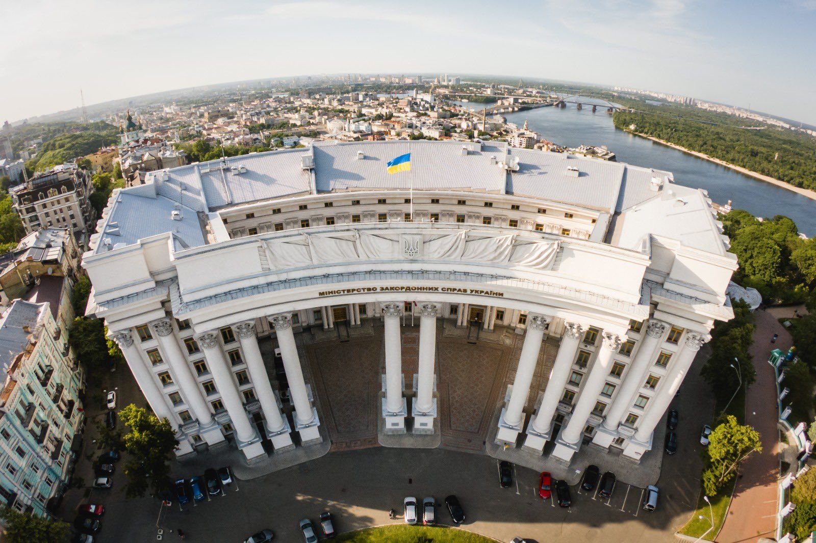 Будівля МЗС зазнала ушкоджень внаслідок вибухів, що прогриміли поблизу.