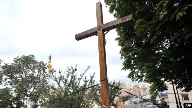 Хрест, який зазнав наруги. 2012 р.