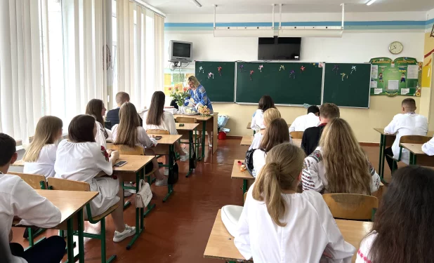 Праця вчителя свята, а в кишені — пустка. Що не так з фінансуванням освіти і як це виправити? 