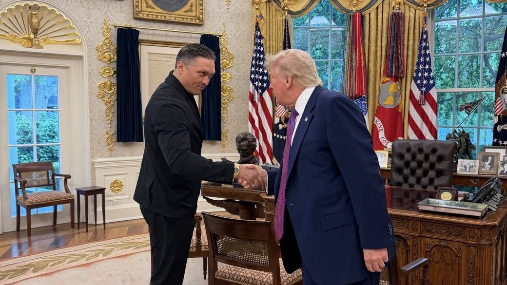 Президент США Дональд Трамп в Овальному кабінеті з чемпіоном світу у важкій вазі Олександром Усиком.
