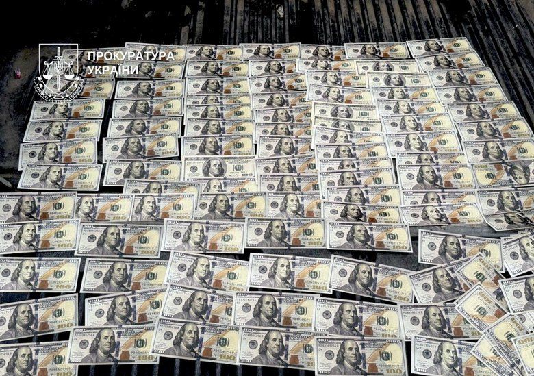 Правоохоронці задокументували факт продажу чотирьох автомобілів, ввезених як гуманітарна допомога за 17 тисяч доларів США.