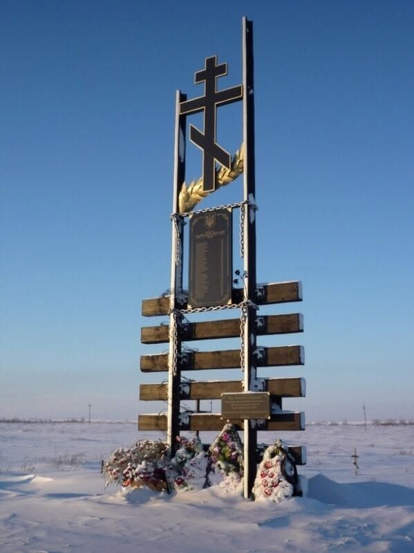 Пам’ятний знак на місці масового поховання людей, засуджених за участь у діяльності Української повстанської армії (УПА) - так він виглядав у Воркуті до демонтажу.