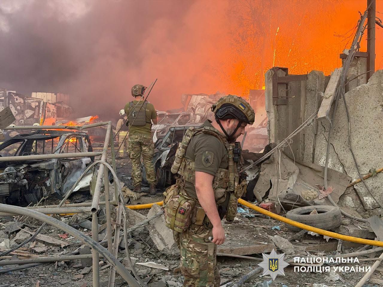 Рятувальники розбирають  завали, шукають під ними людей.