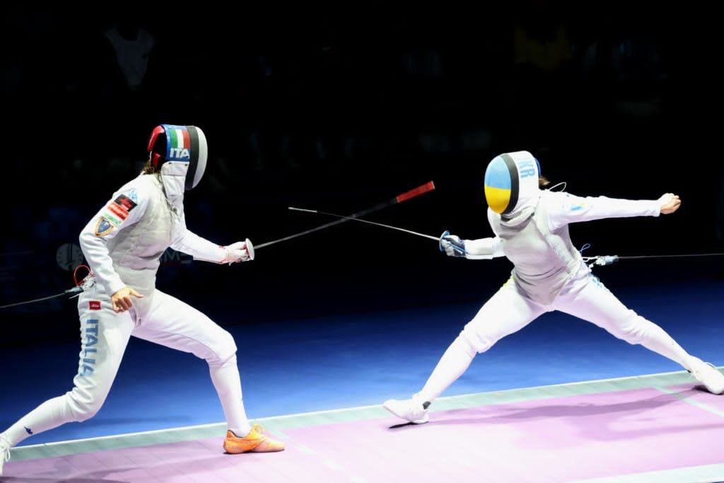 Ольга Сопіт (праворуч) стала першою в історії України чемпіонкою Європи на рапірах.