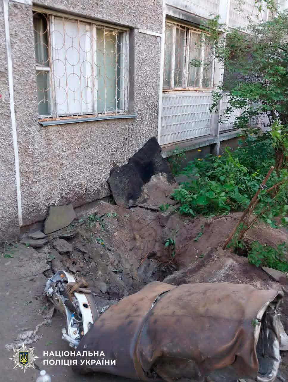 Після нічної ворожої атаки в Дарницькому районі столиці вибухотехніки поліції Києва вилучили бойову частину ракети, що впала прямо поблизу житлової багатоповерхівки