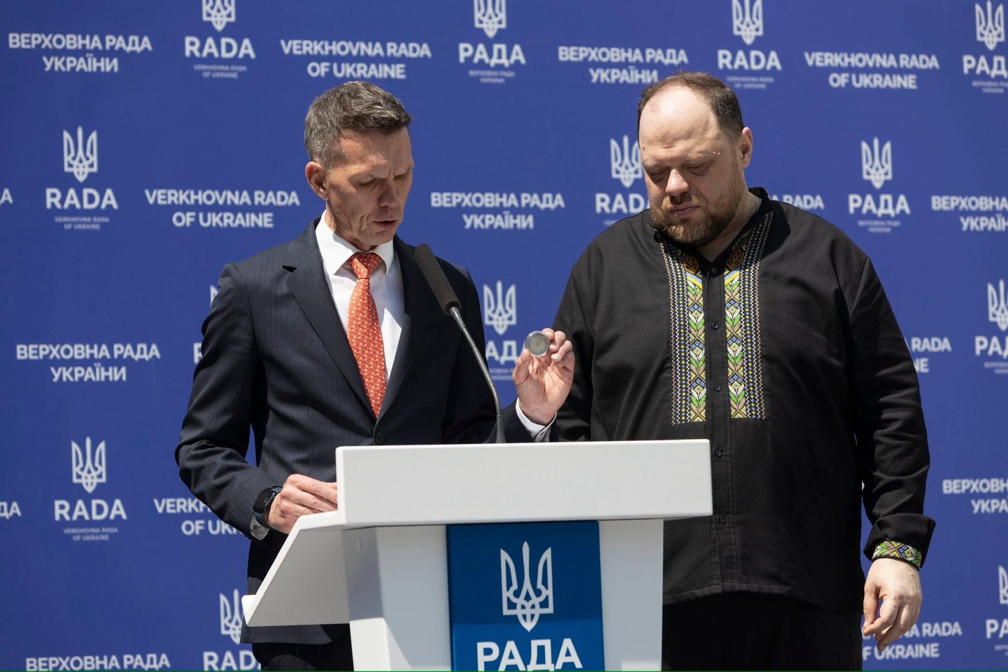 Під час урочистостей з нагоди Дня Конституції України в Парламенті її презентував заступник Голови НБУ Олексій Шабан.