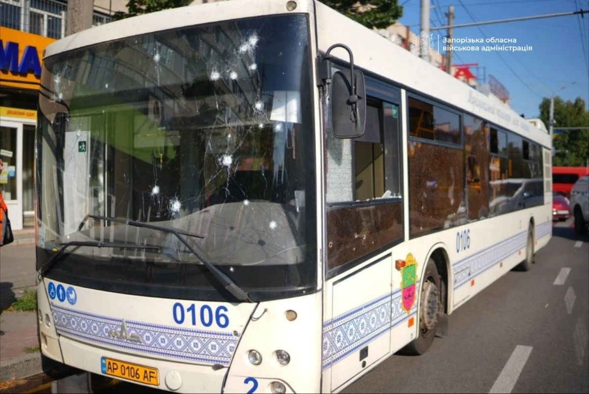 Сім людей, у тому числі дві дитини, постраждали у автобусі, поруч з яким вибухнув російський дрон у Запоріжжі.