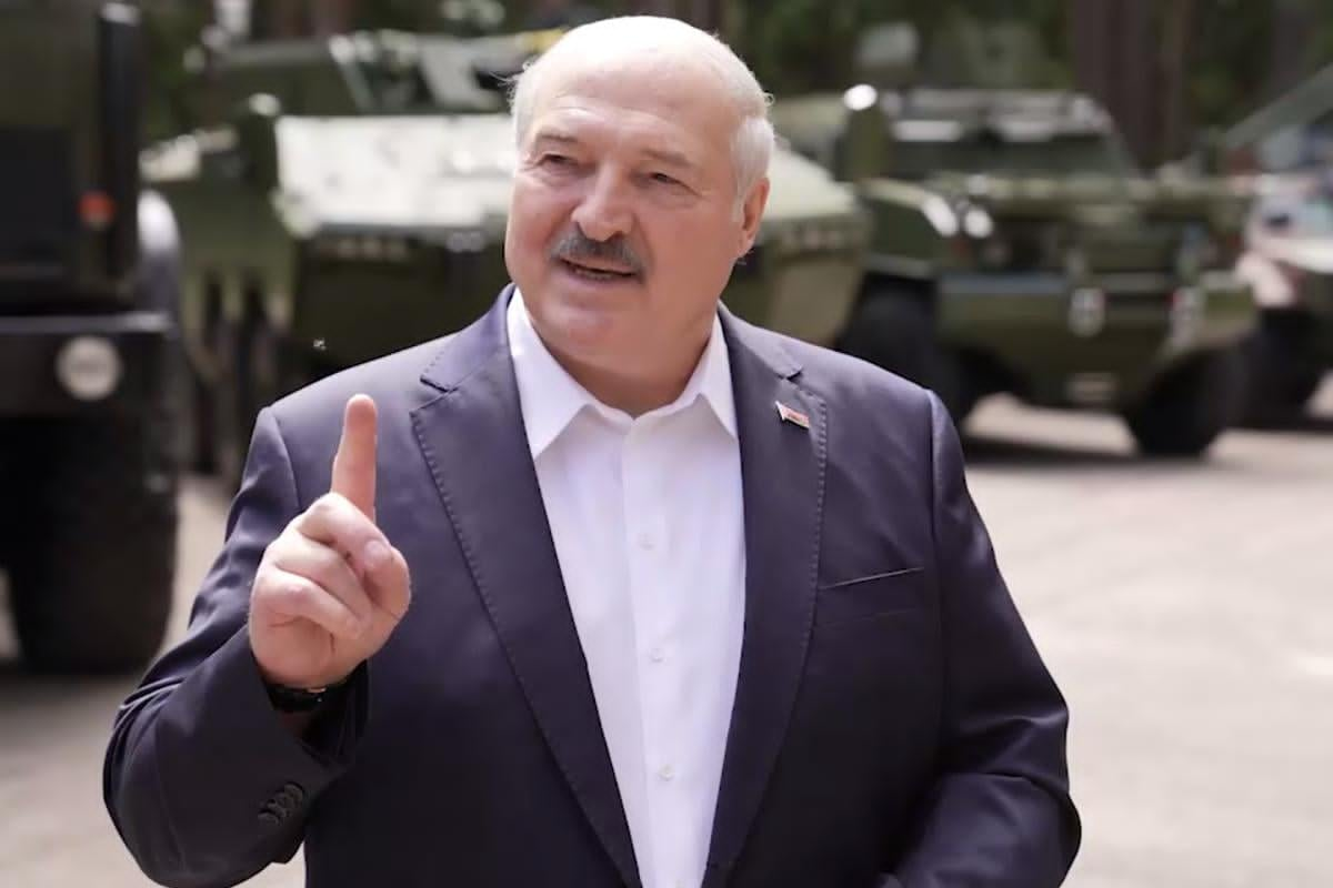 Театр абсурду. Білорусь між російським молотом та українським ковадлом
