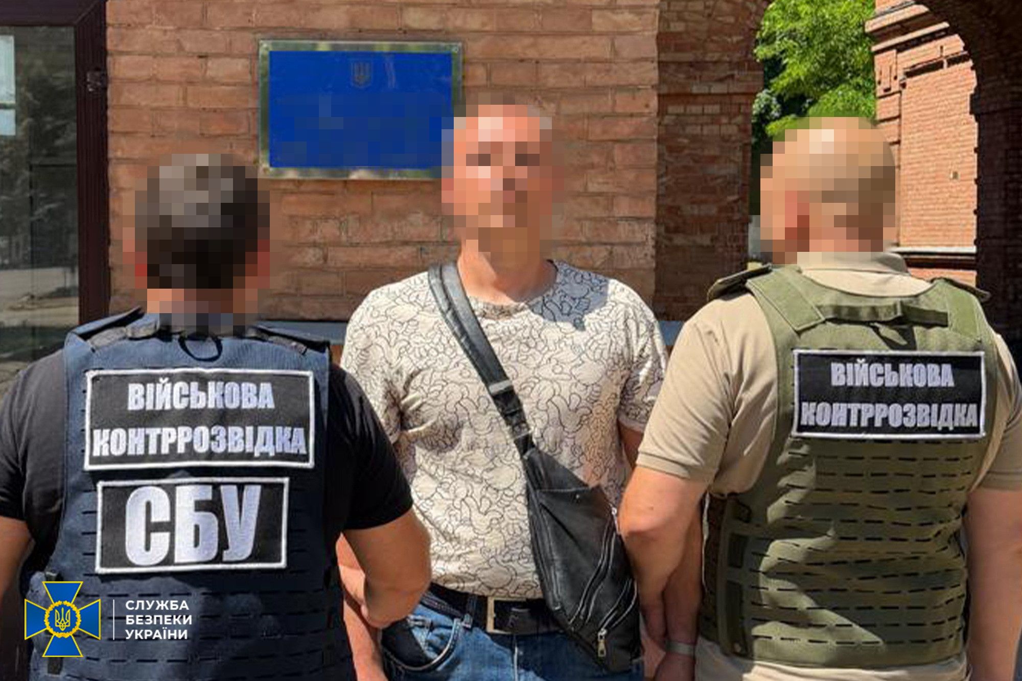 СБУ затримала російського «крота» в провідній академії Міноборони України: він намагався «злити» ворогу інформацію про новітні розробки українських дронів.