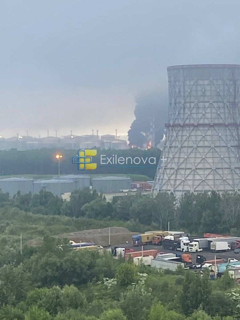 У Росії повідомили про удари по нафтовому терміналу в Петербурзі та вибухи в кількох регіонах.