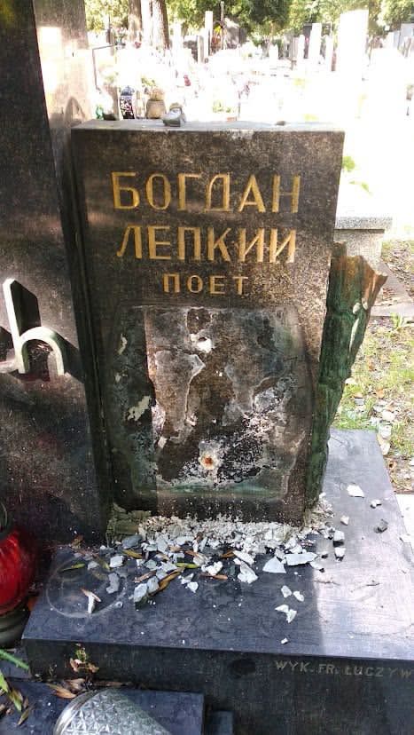 Знищений барельєфа на гробниці Ьогдана Лепкого.