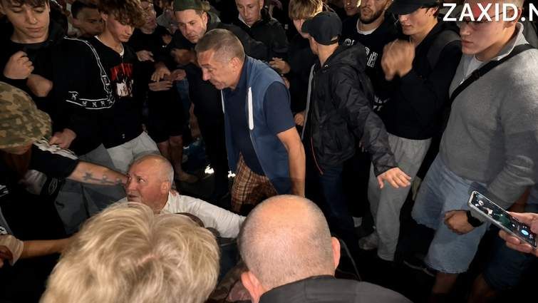 Натовп перекинув службове авто ТЦК на Сихові у Львові.