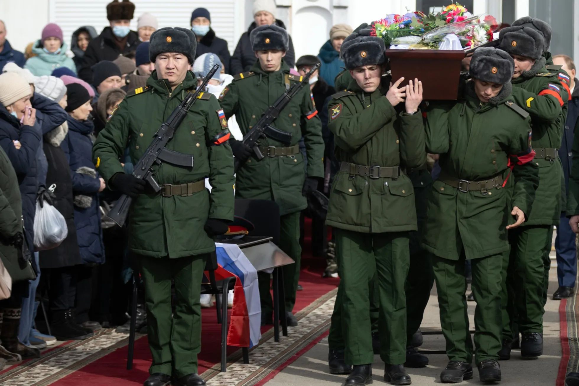 У Росії від підприємств вимагають відправляти співробітників на війну.