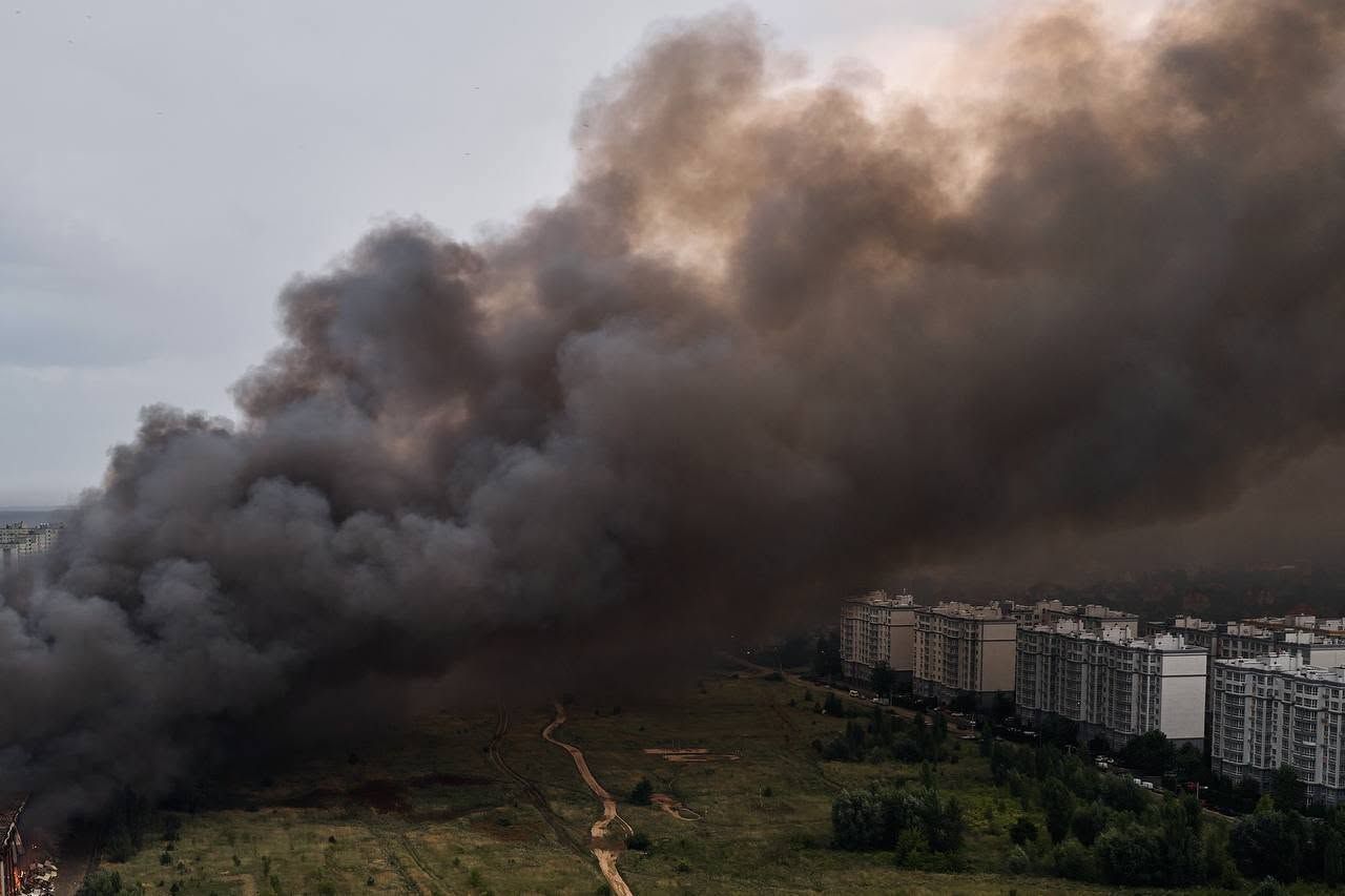 Наслідки удару рашистів по Києву.