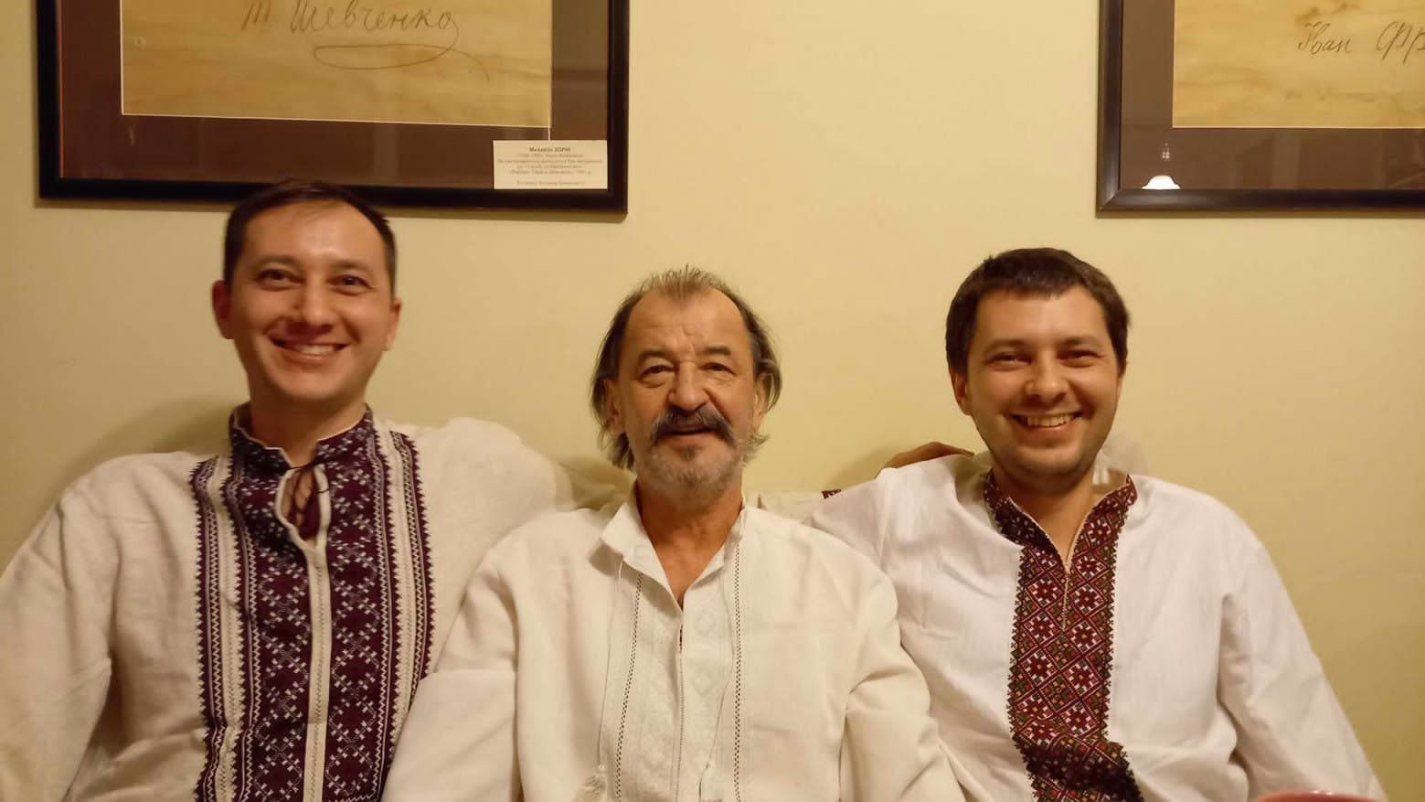 Вольниця з синьо-жовтим знаменом