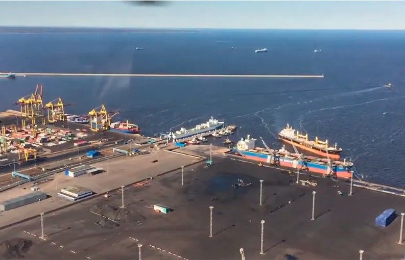 Порт в Усть-Лугу в Ленінградській області.