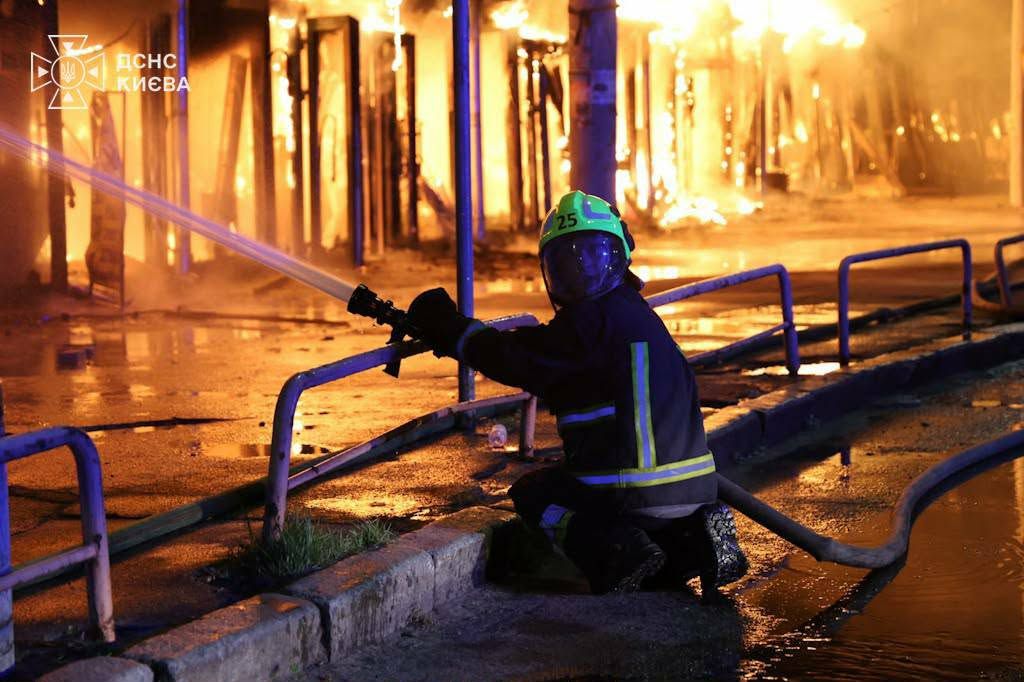 Через удар РФ горить ринок на Почайній у Києві.