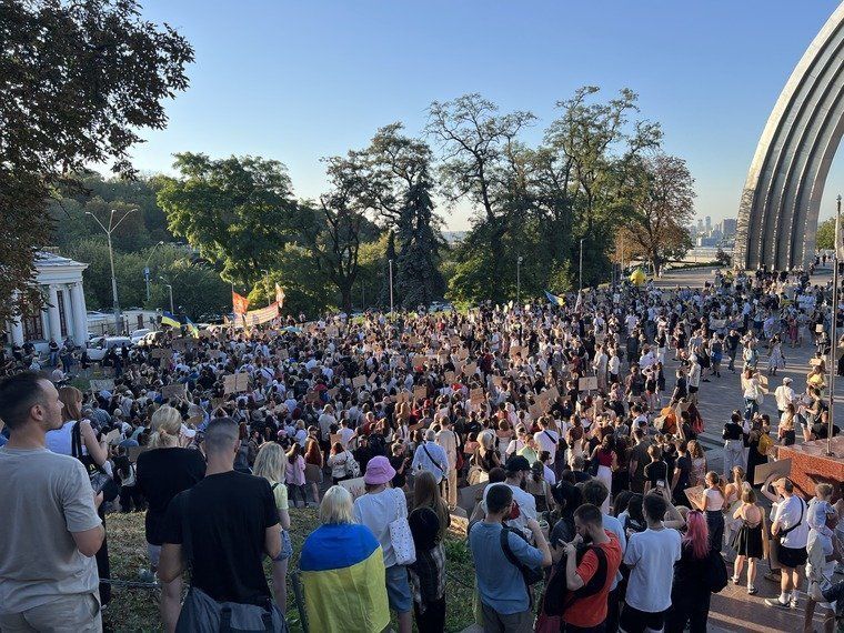 Серед різноманітних вимог протестувальників: зрозуміла комунікація влади та підходи, які гарантують безпеку та ефективне управління оборонним сектором.