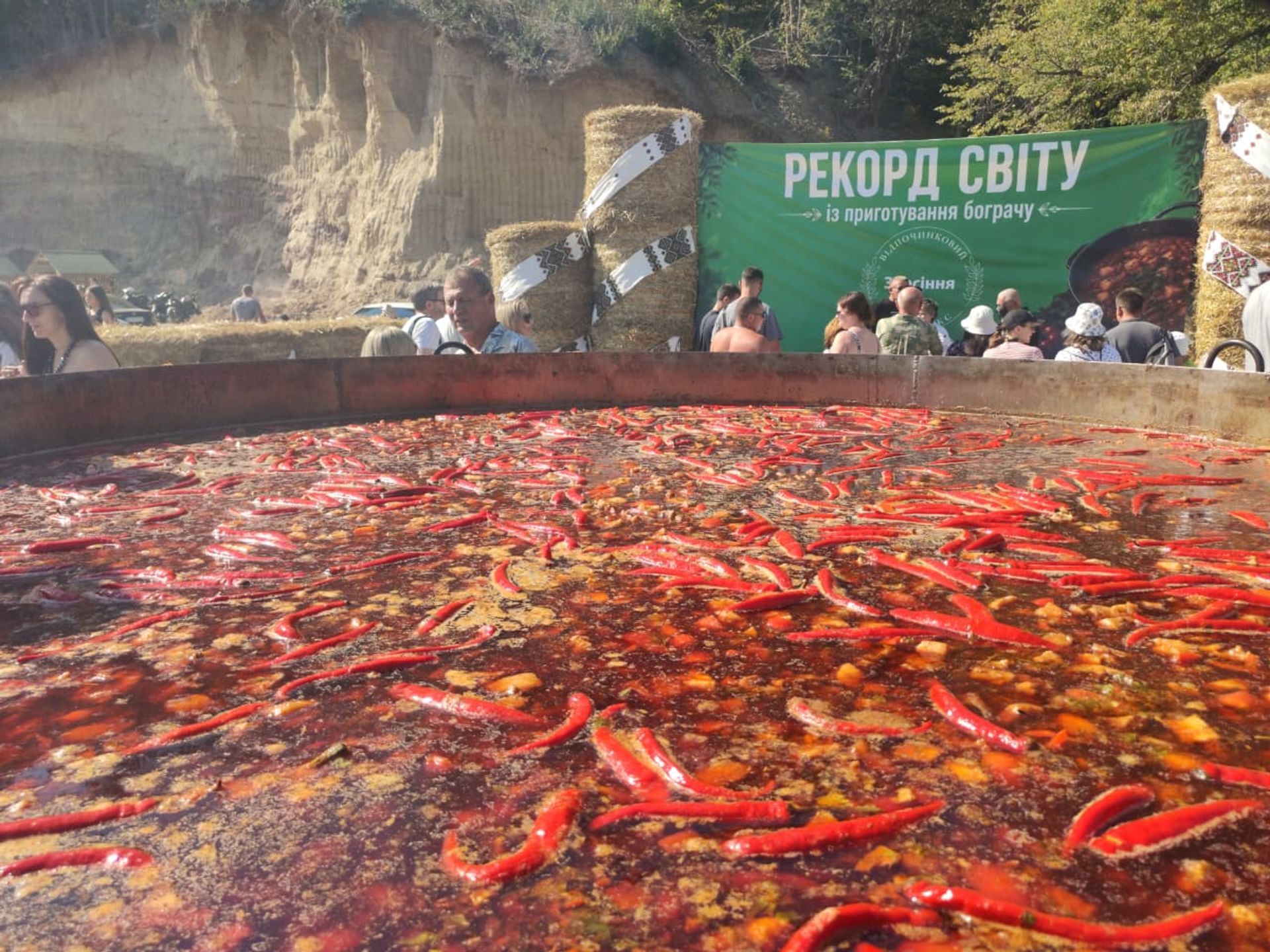 На Тернопільщині встановили світовий рекорд приготувавши 3-х тонний бограч.