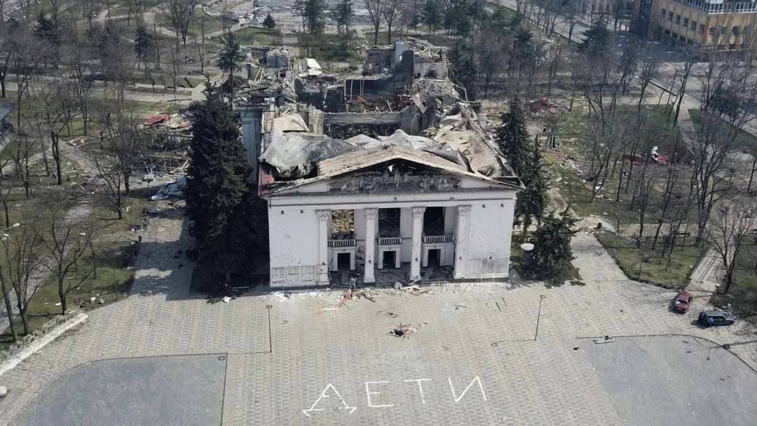 Знищений рашистами драмтеатр з людьми у Маріуполі.
