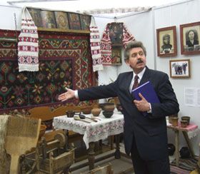 Ростислав Омеляшко розповідає про експонати виставки «Пам’ять отчого дому».