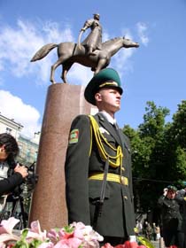 Високо сиджу, далеко бачу