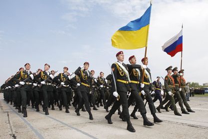 Під час параду українські військові пройдуть спільно з російськими. Так це виглядало під час репетиції.