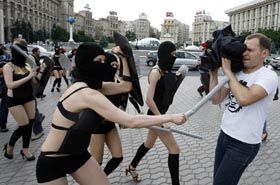 Femen протестує в одязі