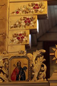 Хрести, немов троянди У Києві можна побачити єдиний в Україні храм, оздоблений петриківським розписом