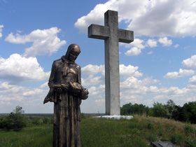Курган скорботи в пам’ять про жертв Голодомору у Великій Багачці на Полтавщині.