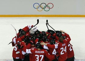 Хокеїсти збірної Канади святкують дев’яте в історії своєї команди олімпійське «золото».