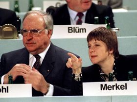 «Горбачов — невдаха,а Меркель не вміє користуватися виделкою й ножем!»
