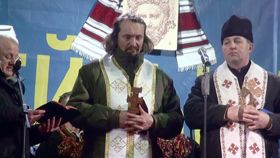 Отець Іван Рибарук під час спільної молитви на Майдані.