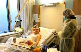 Поранені в зоні АТО українські бійці дуже вдячні німецьким медикам, які врятували їм життя, і волонтерам, які навіть у Німеччині створюють для них по-українському домашній затишок.