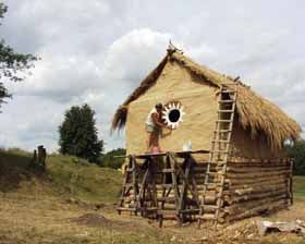 Трипільське житло, побудоване за всіма традиціями народів, які заселяли землю впродовж VI—III тис.до н.е.