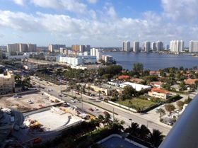 Типовий пейзаж Маямі: висотні готельні комплекси понад пляжною зоною і одноповерхова забудова віддалік.