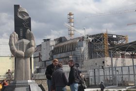 Пам’ятник героям Чорнобиля біля четвертого блоку ЧАЕС.
