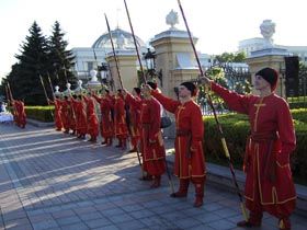 Частування під резиденцією Президента