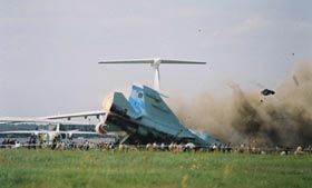 Смертоносний Су-27 врізається в землю. 27 липня 2002 року. (Фото УНІАН.)